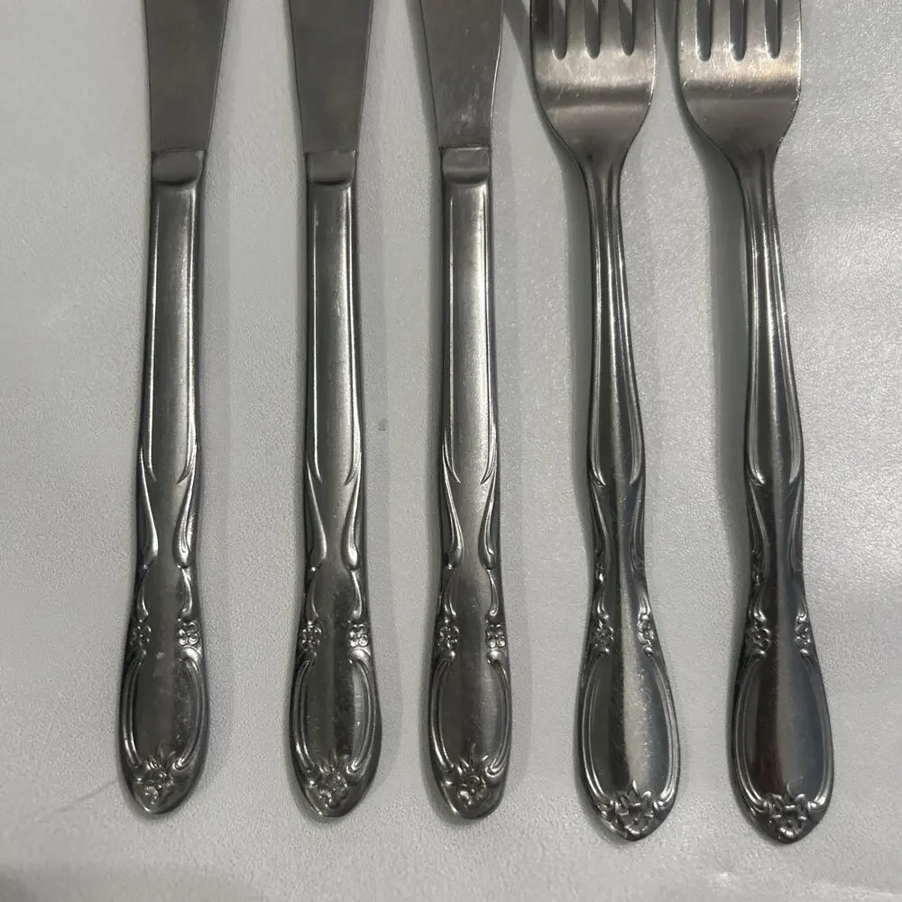 Vtg Superior International Chapel Hill Set of 5 - Dinner Knives & 2 Dinner Forks